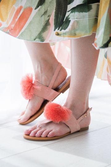 Sandales roses avec pompon